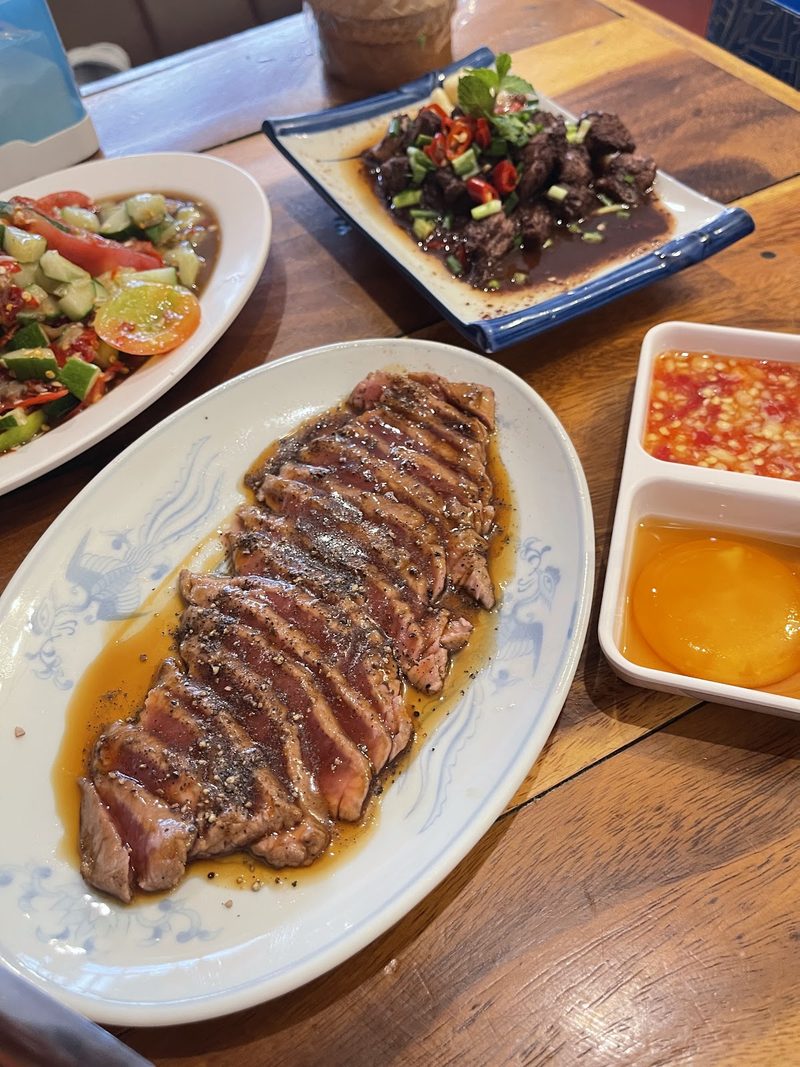 โต๊ะอาหารมีเนื้อ 10 วิ ถ้วยน้ำจิ้ม ไข่แดงดอง และยำผัก