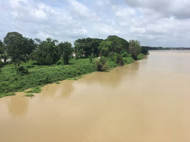หาดทรายกลางแม่น้ำมูล มองเห็นต้นไม้และบ้านเรือนฝั่งตรงข้าม